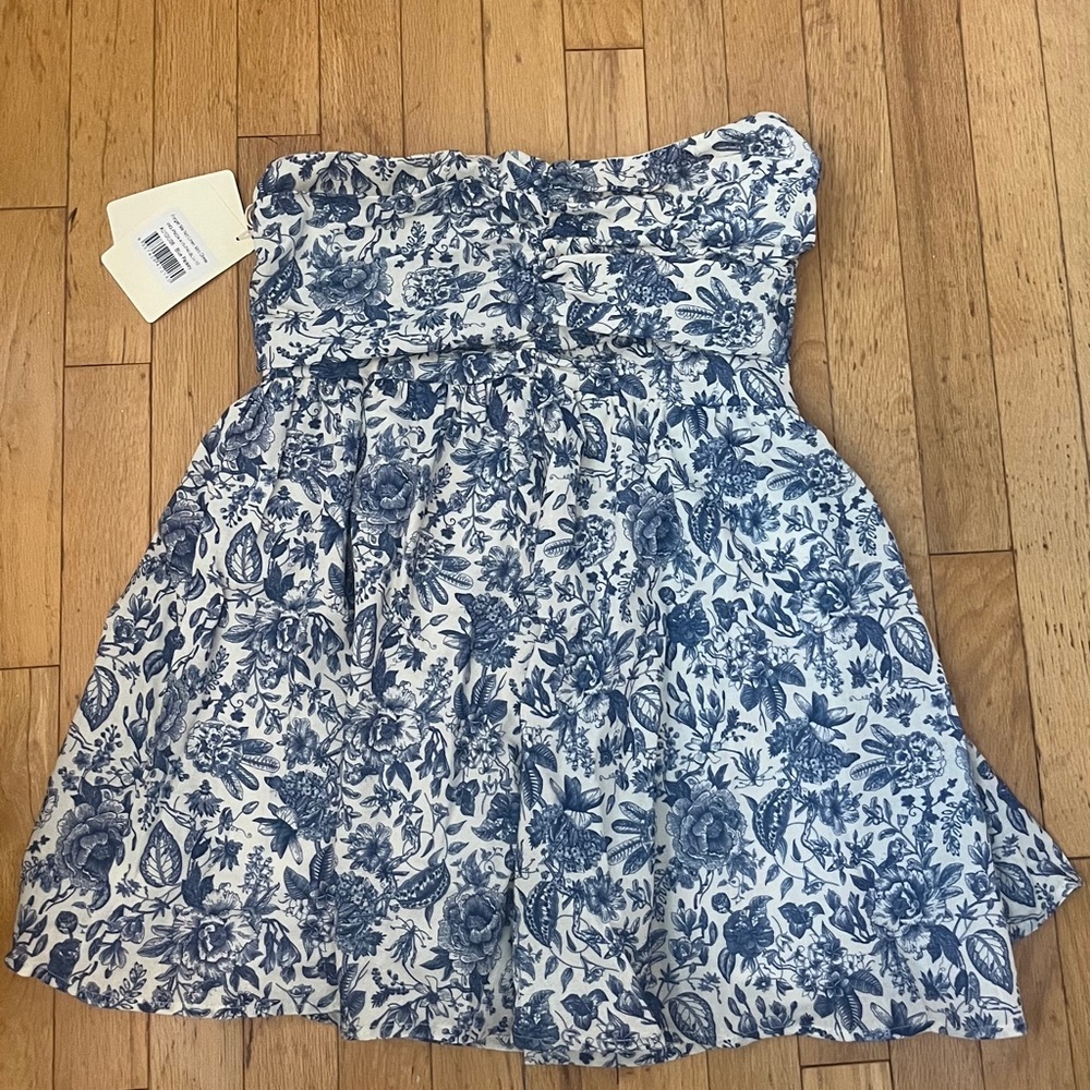 NEW WITH TAGS!!
Preppy blue mini dress never worn before. Size US 4.